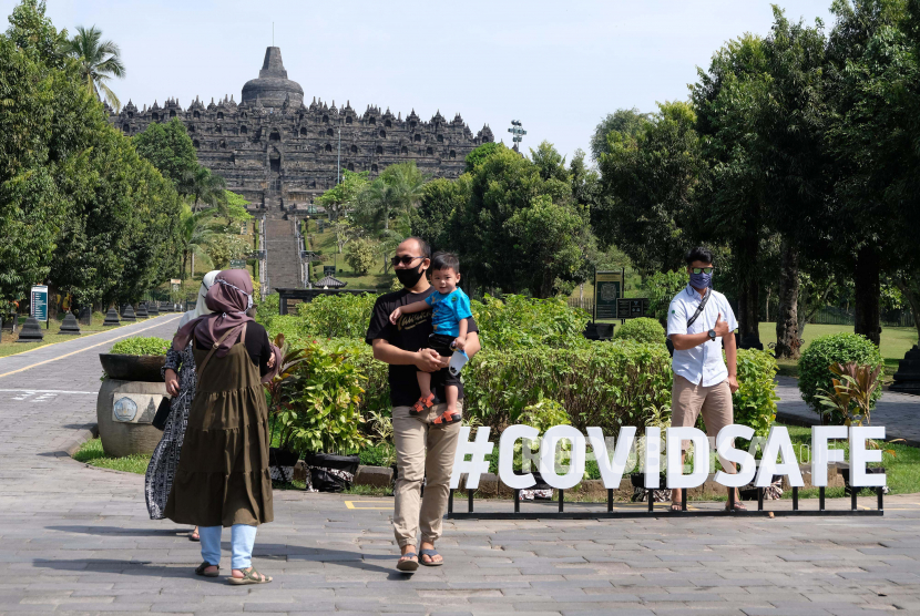 Wisatawan berada di area zona 2 kompleks Taman Wisata Candi (TWC) Borobudur, Magelang, Jawa Tengah, Kamis (25/6/2020). Destinasi wisata di dekat rumah kini menjadi pilihan masyarakat untuk berwisata di masa pandemi Covid-19. 