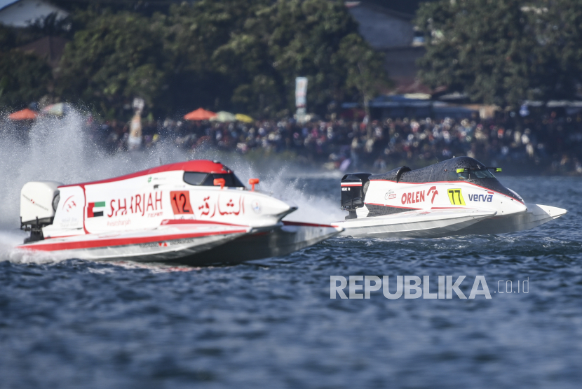 Suasana Kejuaraan Dunia Perahu Motor F1 Powerboat (F1H2O) 2023 di Danau Toba, Balige, Sumatra Utara, Ahad (26/2/2023). 