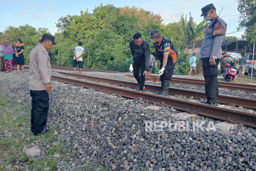 Polres Sragen mengevakuasi jasad korban yang tewas tertabrak kereta di area perlintasan kereta api tanpa palang KM 227+2 Jalur Hulu Dukuh Bangunrejo, Desa Wonotolo, Kecamatan Gondang,  Sragen, Rabu (24/1/2024). 