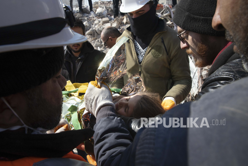 Ayse, seorang gadis enam tahun dari Suriah yang selamat di bawah bangunan yang hancur, dibawa dengan tandu oleh tim penyelamat di Kahramanmaras, Turki tenggara, Sabtu, (11/2/2023). Kru darurat melakukan serangkaian penyelamatan dramatis di Turki pada hari Jumat dan Sabtu.
