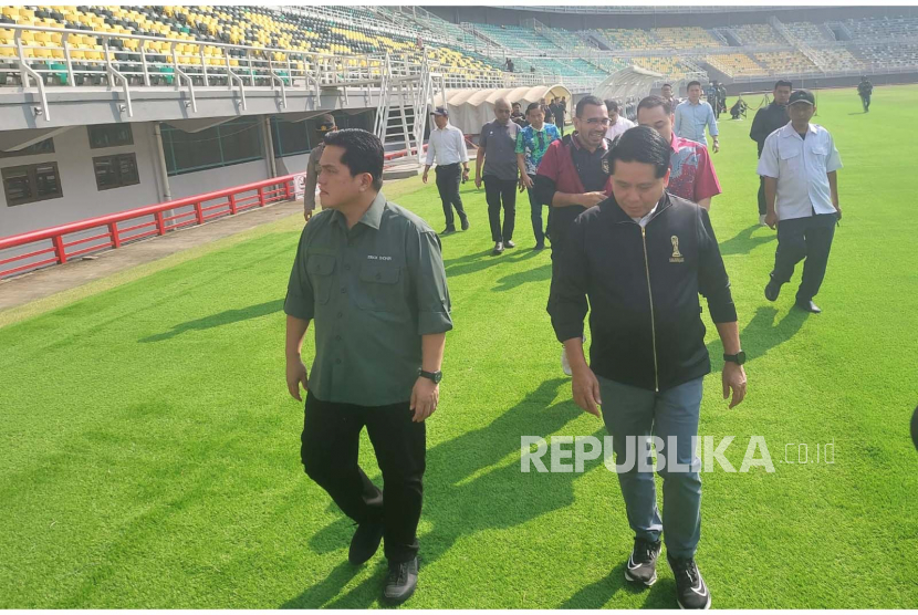 Ketua Umum PSSI Erick Thohir (kiri) meninjau kesiapan Stadion GBT, Surabaya, pada Selasa (6/6/2023).