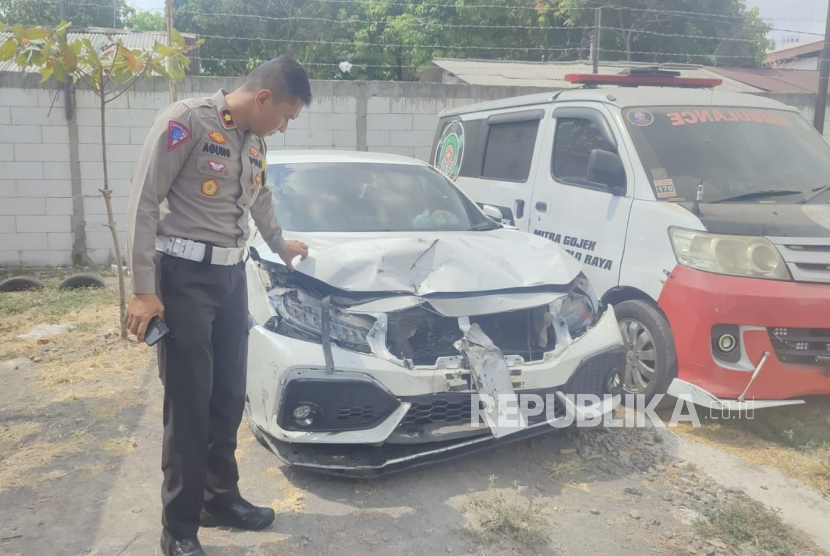 Kondisi mobil Civic berplat nomor K 170 ER pasca terlibat kecelakaan di fly Over Manahan Solo yang menewaskan 1 orang, Rabu (4/9/2024). 