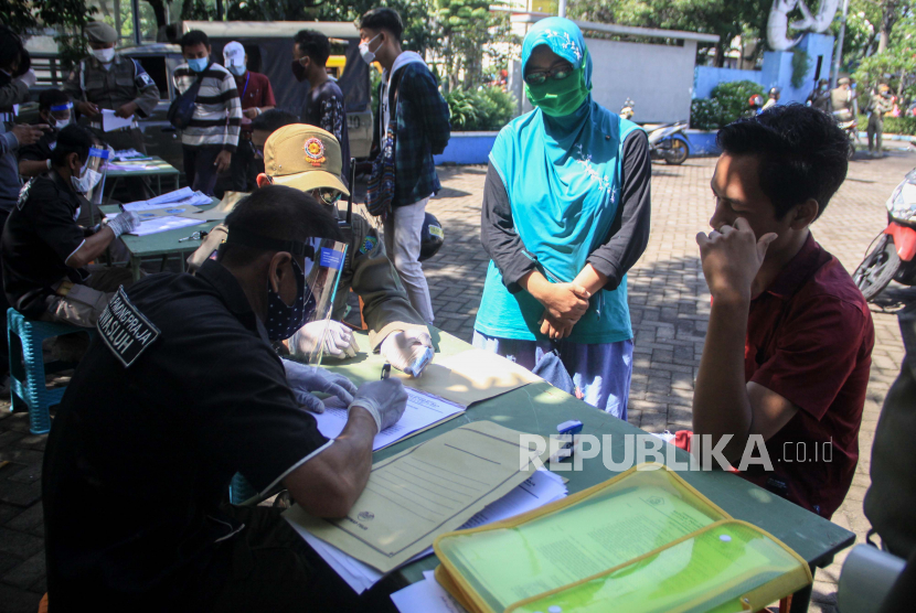 Warga terjaring razia pelanggar PSBB di kawasan Pasar Larangan, Sidoarjo, Jawa Timur.