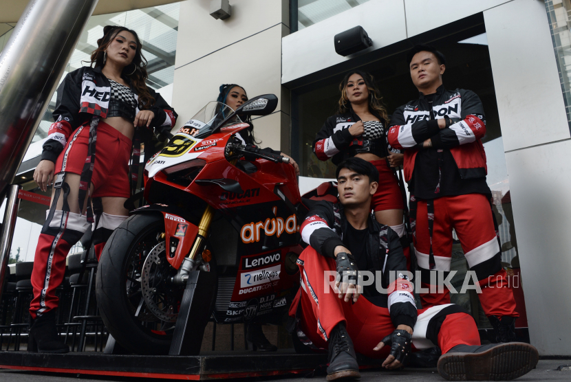 Model berpose di depan motor saat acara peluncuran World Superbike (WSBK) Indonesian Round 2023 di Jakarta, Kamis, (12/1/2023). PT Angkasa Pura Logistik (Aplog) menyatakan pihaknya sebagai mitra resmi siap mendukung pelaksanaan World Superbike (WSBK) Mandalika 2023.