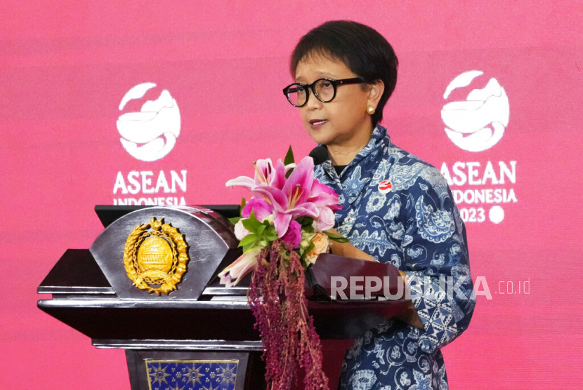 Menteri Luar Negeri Retno Marsudi menyampaikan KTT ke-42 ASEAN berupaya lebih keras atau lebih banyak dalam memperkuat posisi ASEAN sebagai pusat pertumbuhan. 