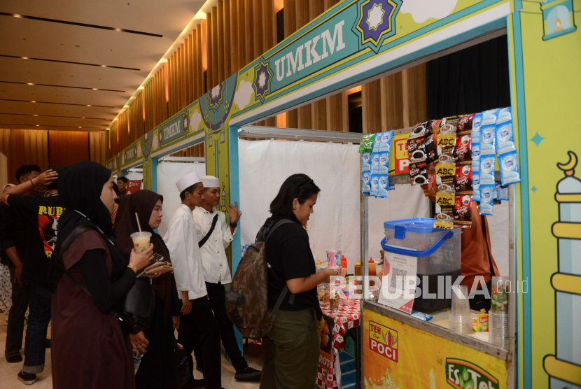Pedagang melayani pengunjung yang membeli makanan saat Bazaar UMKM Festival Hijriah di Bekasi Convention Center (BCC), Jawa Barat, Senin (24/7/2023). Festival Hijriah hari ini di gelar di Bekasi dengan menghadirkan salah satunya bazaar UMKM mulai dari makanana,minuman hingga busana muslim.