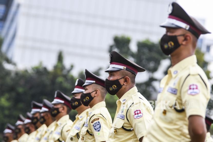Personel satuan pengamanan (satpam) dengan seragam barunya berbaris pada upacara hari ulang tahun (HUT) ke-41 satpam di Lapangan Bhayangkara, Mabes Polri, Jakarta Selatan, Rabu (2/2/2022).