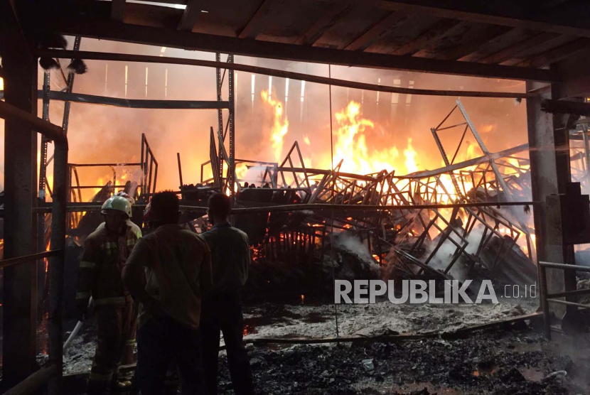 Kebakaran melanda sebagian gudang pabrik Kahatex di Kabupaten Sumedang, Kamis (29/2/2024) siang. Kebakaran diduga berasal dari salah satu gudang penyimpanan kain. 