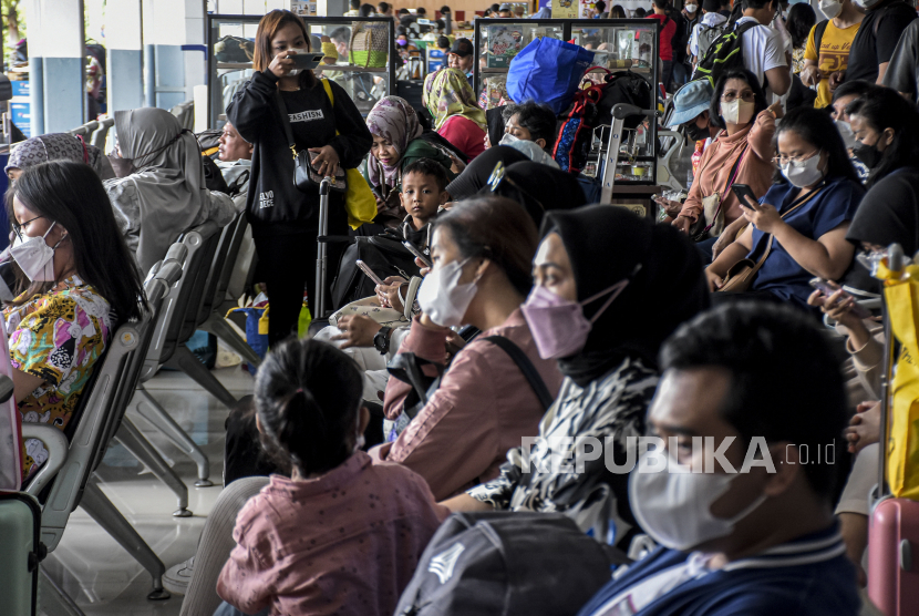 Sejumlah calon penumpang menunggu kedatangan kereta api di Stasiun Bandung, Kota Bandung, Jumat (23/12/2022). PT Kereta Api Indonesia Daop 2 Bandung mengoperasikan 22 perjalanan kereta api reguler dan dua kereta api tambahan selama masa angkutan Natal 2022 dan Tahun Baru 2023 (Nataru). Hingga saat ini, sebanyak 91.678 tiket kereta api telah terjual dari 214.887 tiket yang disiapkan. Republika/Abdan Syakura