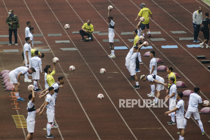 Tim sepak bola Persib Bandung menyelesaikan porsi latihan di Stadion GBLA, Bandung, Jawa Barat.