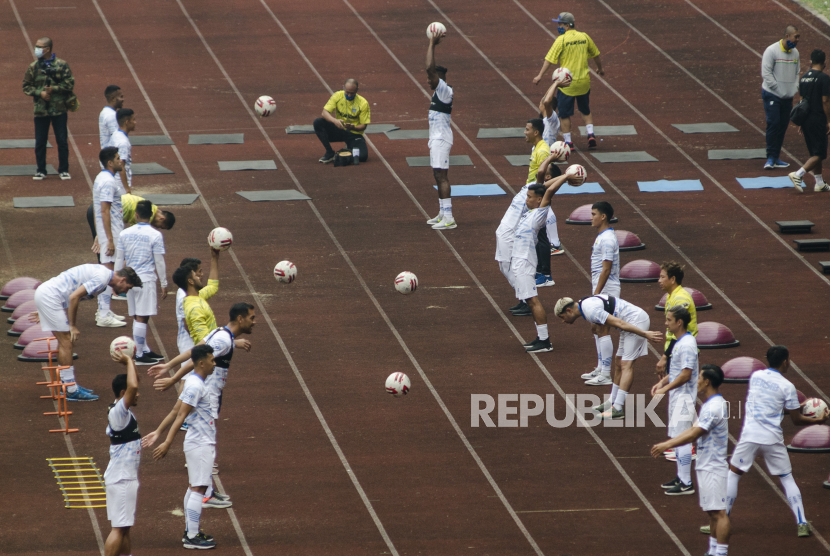 Tim sepak bola Persib Bandung menyelesaikan porsi latihan di Stadion GBLA, Bandung, Jawa Barat, Selasa (11/8/2020). Tim Persib Bandung yang dilatih Robert Rene Alberts kembali menggelar latihan untuk mengembalikan stamina dan kerja sama tim sebagai persiapan kompetisi liga Indonesia jika dimulai kembali usai berhenti akibat pandemi COVID-19. ANTARA FOTO/Novrian Arbi/foc.