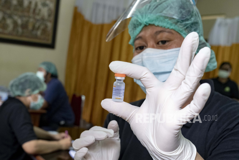 Seorang tenaga kesehatan menyiapkan vaksin Covid-19 di pusat vaksinasi di Denpasar, Bali, Indonesia. (ilustrasi)
