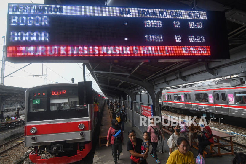 Sejumlah penumpang kereta rel listrik (KRL) Commuterline Jabodetabek berjalan keluar dari gerbong usai tiba di Stasiun Jakarta Kota, Jakarta, Jumat (12/4/2024). (Ilustrasi)