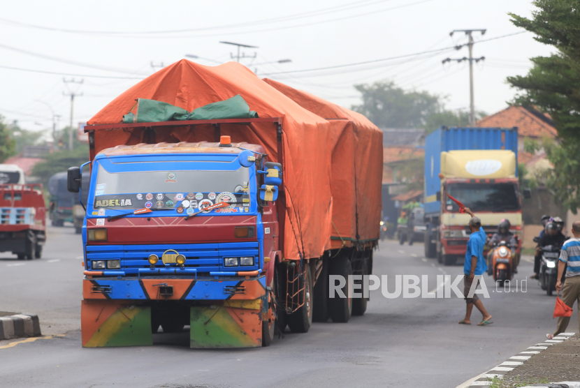 Sejumlah truk melintas di jalur pantura Lohbener, Indramayu, Jawa Barat, Kamis (21/4/2022). Kementerian Perhubungan (Kemenhub) telah mengeluarkan Surat Edaran tentang Operasional Angkutan Barang yang mengatur pembatasan operasional di jalur mudik dan mulai diberlakukan pada Kamis (28/4/2022) hingga Senin (9/5/2022) kecuali angkutan BBM, Uang, Barang ekspor dan Sembako.