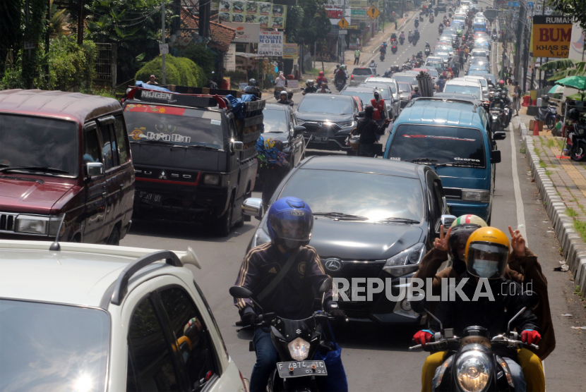 Sejumlah pengendara melintas di jalur wisata Puncak yang terpantau padat di Cipayung, Kabupaten Bogor, Jawa Barat. Polres Bogor melakukan pengamanan di jalur Puncak menjelang Lebaran.