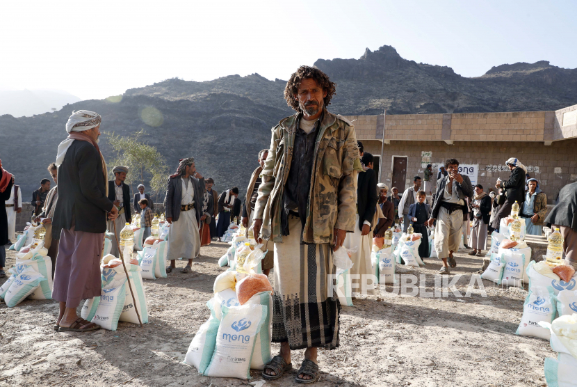  Warga Yaman mendapatkan jatah makanan yang disediakan oleh kelompok bantuan lokal, Mona Relief Yaman, di pusat distribusi di desa pegunungan Bani al-Qallam, sekitar 100 km barat daya Sana? A, Yaman, 13 Februari 2021 (Dikeluarkan 19 Februari 2021) .