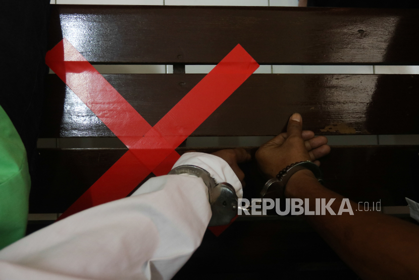 Terdakwa menunggu sidang di Pengadilan Negeri Surabaya, Jawa Timur, Senin (23/3/2020). 