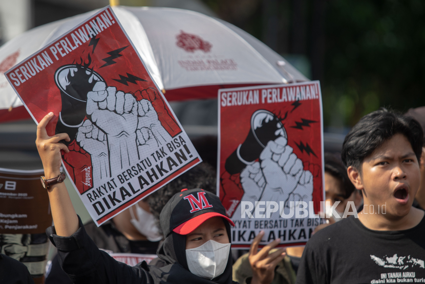 Massa Gejayan Memanggil Pasang Spanduk Berukuran Raksasa Berisi Tuntutan kepada Jokowi