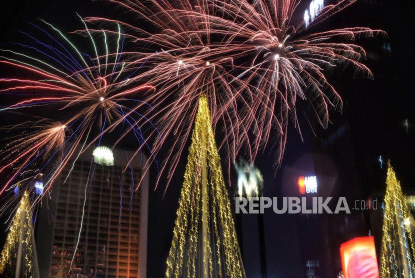 Suasana pesta kembang api di kawasan Bundaran Hotel Indonesia, Jakarta, Ahad (1/1/2023) dini hari. Pada malam pergantian Tahun Baru 2023, ribuan warga memadati kawasan tersebut untuk menyaksikan pesta kembang api dan festival musik di sepanjang jalan Sudirman Thamrin. Republika/Thoudy Badai