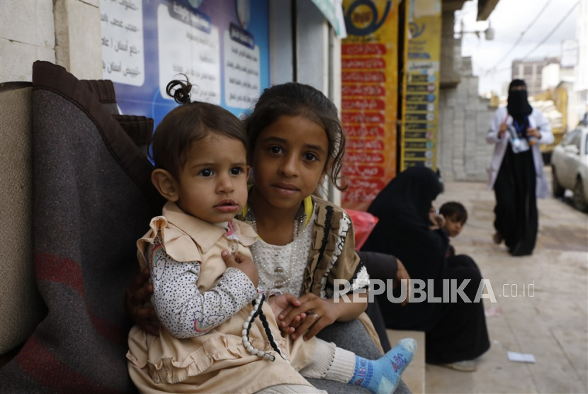 Anak-anak dan perempuan Yaman menunggu untuk mendapatkan perawatan medis gratis (ilustrasi). 