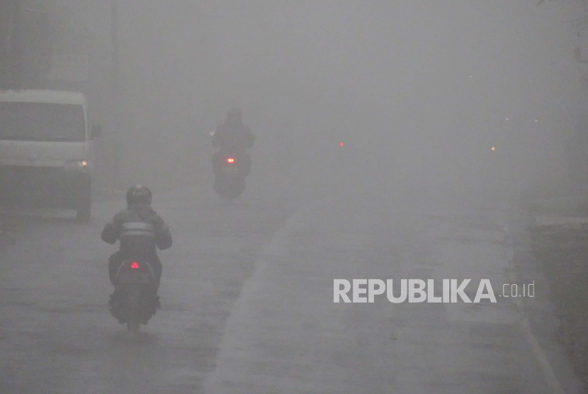 Kabut tebal saat hujan deras di Jalan Tangkuban Parahu, Kecamatan Lembang, Kabupaten Bandung Barat, Senin (4/5). Masih tingginya intensitas hujan di Kawasan Bandung Utara (KBU) di antaranya menyebabkan kabut tebal dengan jarak pandang terbatas, para pengendara pun dihimbau hati-hati