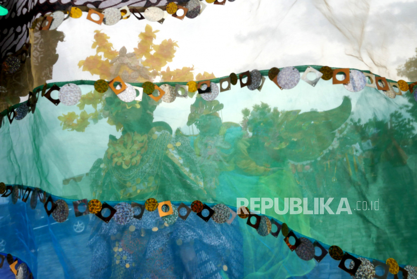 Peserta menggunakan kostum batik bersiap tampil saat Jogja Batik Carnival yang merupakan bagian dari Jogja Internasional Batik Biennale (ilustrasi)