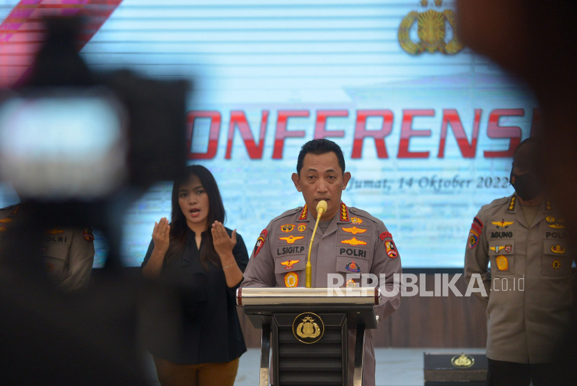 Kapolri Jenderal Pol Listyo Sigit Prabowo menyampaikan keterangan pers terkait kasus yang melibatkan mantan Kapolda Sumatera Barat Irjen Teddy Minahasa di Rupatama Mabes Polri, Jakarta, Jumat (14/10/2022).