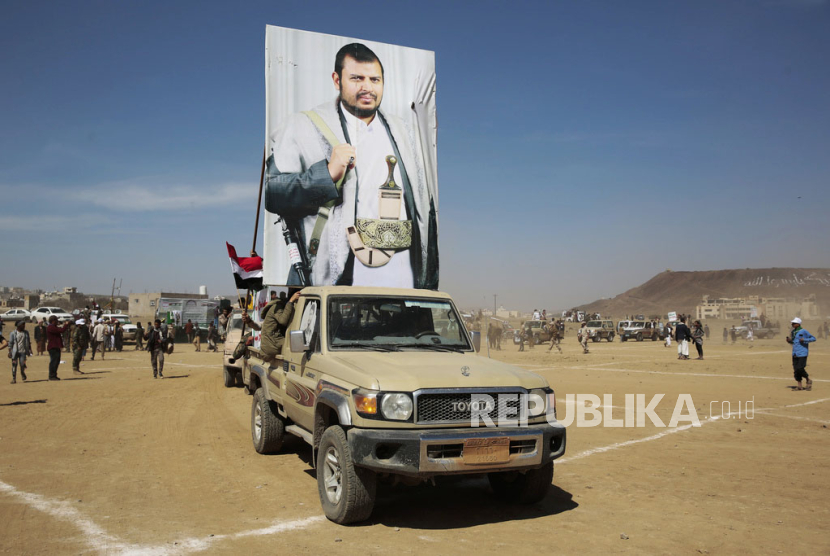 Houthi memperlihatkan poster pemimpin gerakan Houthi, Abdel Malek al-Houthi, saat unjuk rasa mendukung rakyat Palestina di Jalur Gaza dan menentang serangan udara pimpinan AS di Yaman, di Sanaa, Yaman