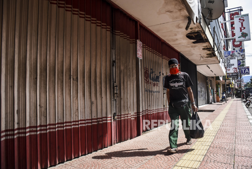 Ilustrasi toko tutup karena pembeli sepi akibat wabah corona.