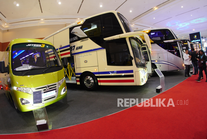 Suasansa salah satu booth pada pameran GAIKINDO Indonesia Internationa Commerciall Vehicle Expo (GIICOMVEC) 2020 di JCC, Jakarta, Kamis (5/3).