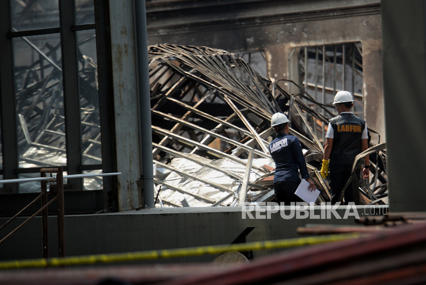 Anggota Laboratorium Forensik Polda Metro Jaya menyisir area lokasi kebakaran Museum Nasional di Jakarta.