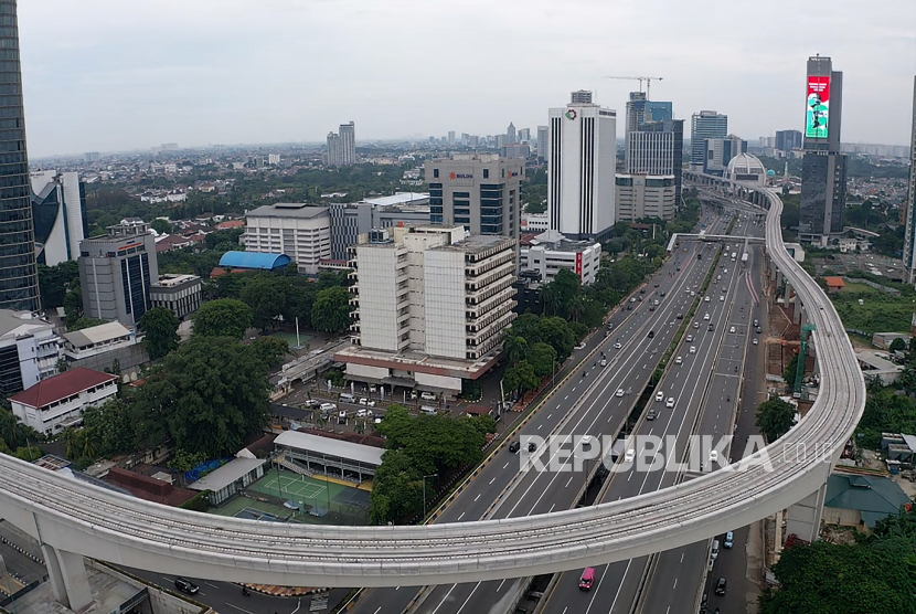 Foto aerial kendaraan melintas di di Jalan Tol Cawang-Grogol, Jakarta, Ahad (11/10/2020). Warga DKI terbelah dalam dua kutub dalam merespons Pembatasan Sosial Berskala Besar (PSBB). 