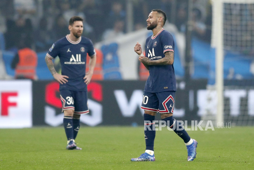  Lionel Messi (kiri) dari Paris Saint Germain dan Neymar (kanan) dicemoohn fans PSG.