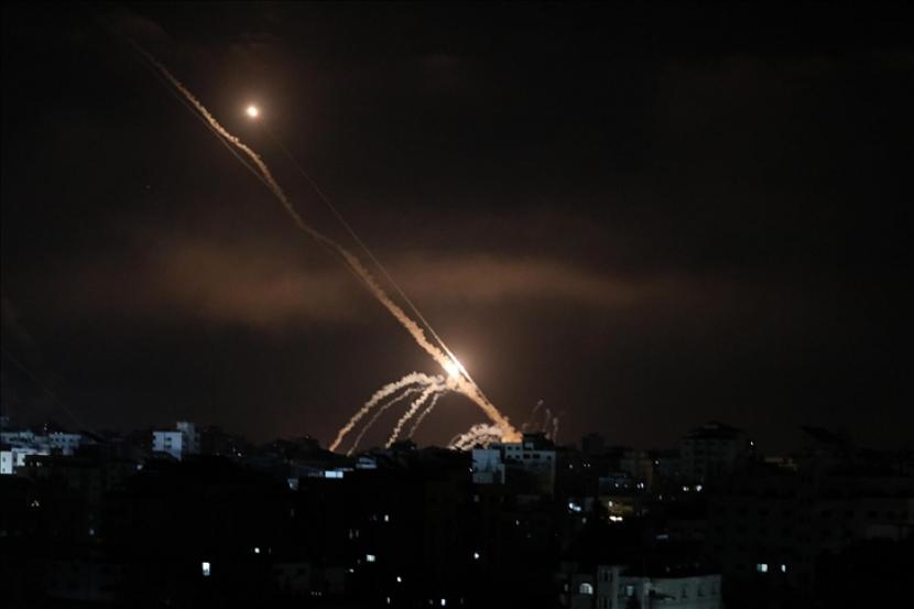 Israel mengatakan dua roket mendarat di wilayah Israel, yang ketiga jatuh di Lebanon.