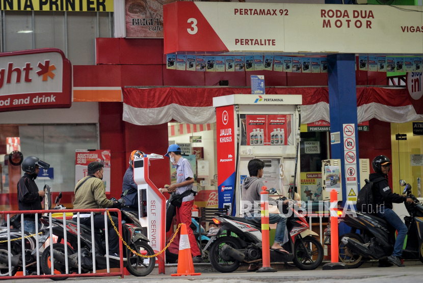 Kendaraan mengantre saat mengisi BBM jenis Pertalite di salah satu SPBU di Jakarta, Senin (22/8/2022). Pemerintah berencana menaikan harga subsidi BBM jenis Pertalite dan Solar imbas dari beban subsidi negara yang besar. Sementara menurut pengamat Energi Mamit Setiawan kenaikan harga BBM bersubsidi sudah tepat, bahkan menurutnya BBM Pertalite bisa dinaikan hingga Rp10 ribu per liter dan Solar menjadi Rp8.500 per liter.epublika/Thoudy Badai