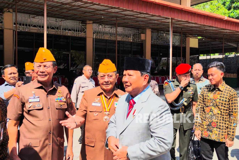 Menhan Prabowo nampak didampingi Wali Kota Solo Gibran Rakabuming di acara Harvetnas di UNS Solo, Kamis (10/8/2023). 