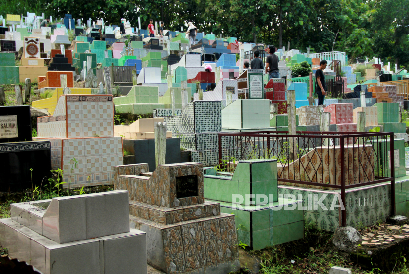 Warga berziarah kubur di Tempat Pemakaman Umum (TPU) Mamuju, Sulawesi Barat, Senin (20/4/2020). Beberapa hari mendekati bulan suci Ramadhan, warga di wilayah tersebut melakukan ziarah kubur guna mendoakan keluarganya yang telah meninggal dunia (Ilustrasi)