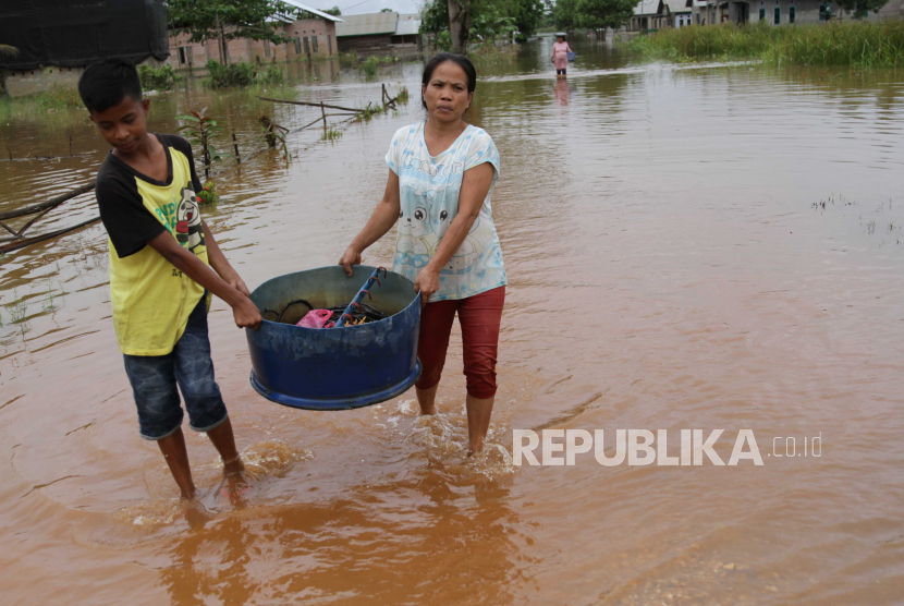 Warga mengangkat barang dari rumahnya yang terendam banjir (ilustrasi). Banjir besar masih melanda tiga kecamatan di Kabupaten Sintang, Kalimantan Barat, yang menyebabkan ribuan permukiman penduduk di daerah tersebut terendam banjir. 