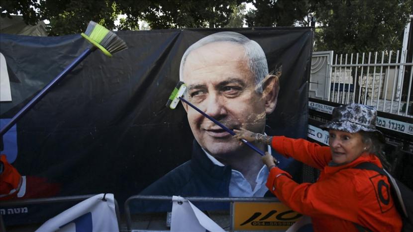 Ribuan pengunjuk rasa berkumpul di Israel pada Sabtu malam (6/3) menuntut Perdana Menteri Benjamin Netanyahu mundur menjelang pemilihan umum bulan depan.