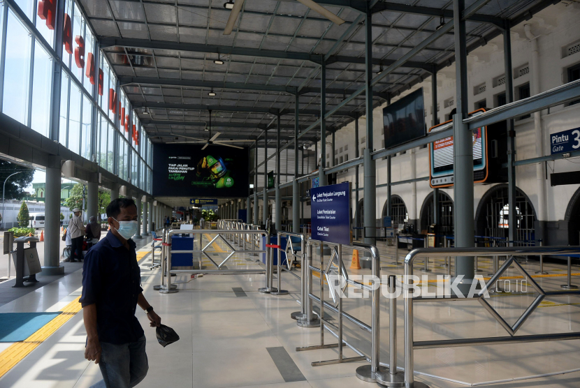 Suasana gate keberangkatan yang terlihat sepi di Stasiun Pasar Senen di Jakarta, Senin (22/2). Said Aqil Siroj ditunjuk sebagai Komisaris Utama (Komut) PT Kereta Api Indonesia (KAI) oleh Menteri Badan Usaha Milik Negara (BUMN) Erick Thohir. 