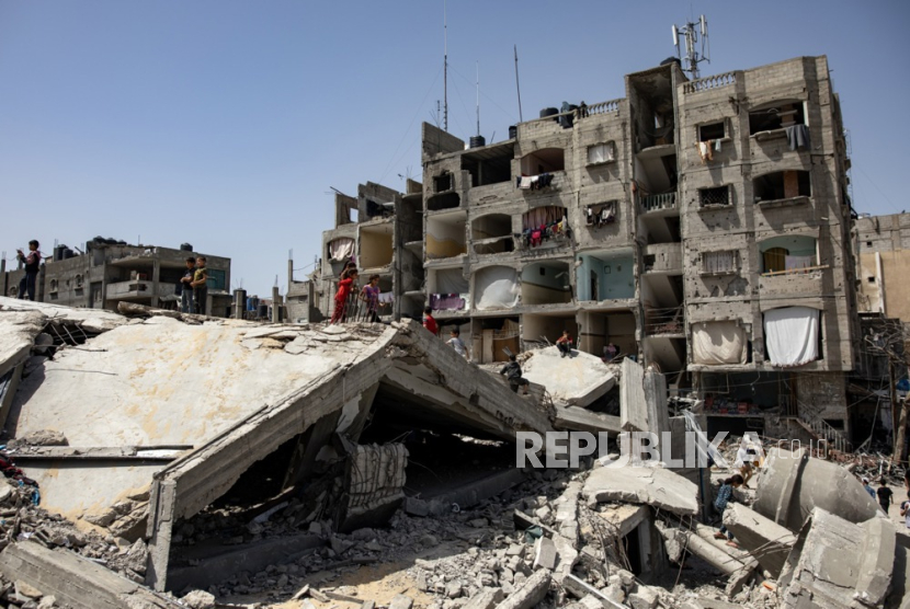 Pengungsi Palestina melaksanakan salat Jumat terakhir di bulan suci Ramadhan di samping reruntuhan masjid yang dihancurkan sebelumnya akibat serangan Israel di Rafah, Jalur Gaza selatan, (5/4/2024).