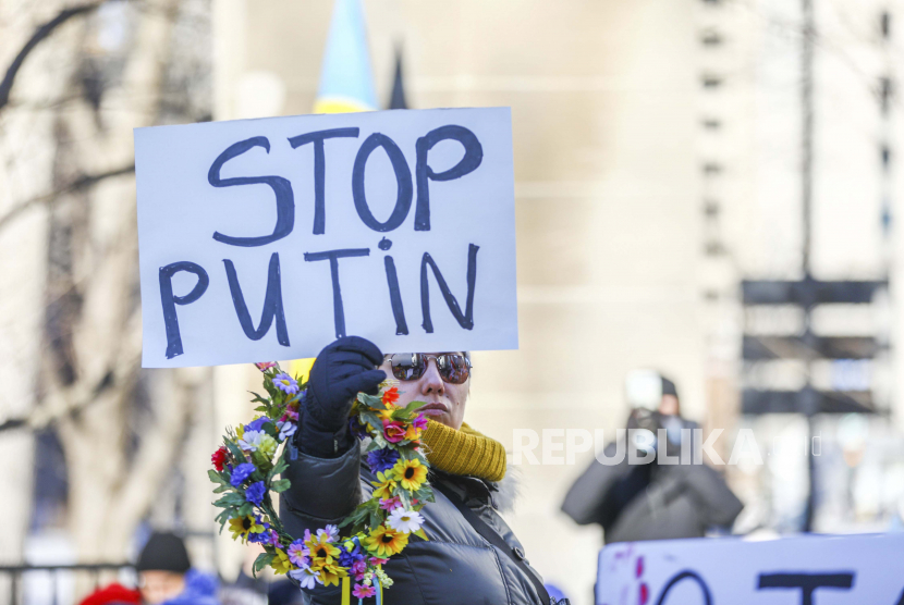Seorang demonstran memprotes aksi militer Rusia di Ukraina, di Roddick Gates di Montreal pada Kamis, 24 Februari 2022. 
