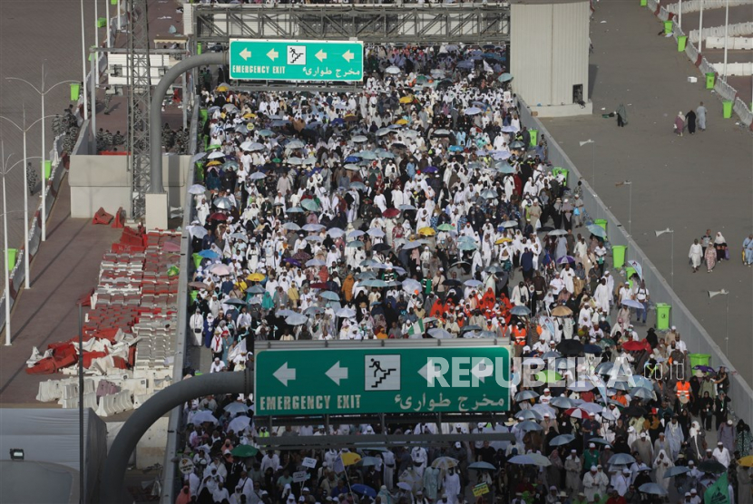 Jamaah haji yang akan melempar jumrah di Mina. Arab Saudi Pulangkan 159 Ribu Orang tak Miliki Izin Haji