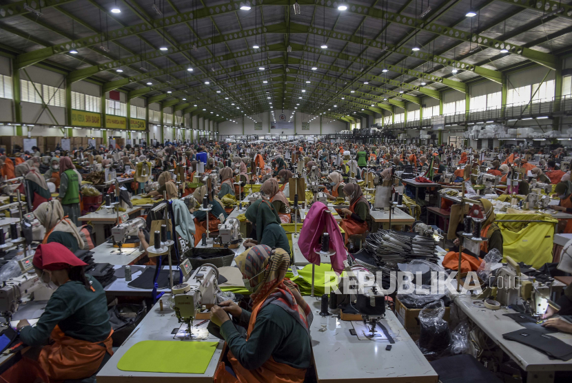 Pekerja menyelesaikan pembuatan tas di sebuah pabrik di Katapang, Kabupaten Bandung, Rabu (14/6/2023) (ilustrasi).