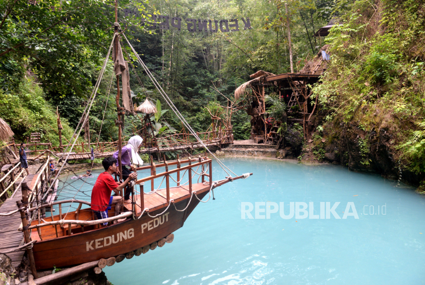 Pengunjung menikmati wisata di Air Terjun Kedung Pedut, Kulonprogo, Yogyakarta, Senin (17/5). Air Terjun Kedung Pedut menjadi salah satu destinasi wisata favorit di perbukitan Menoreh, Kulonprogo.