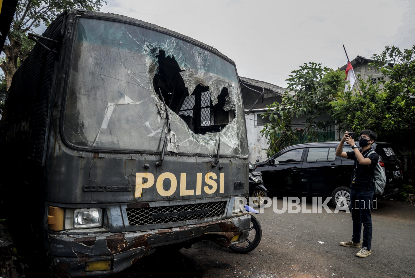 Salah satu mobil yang hancur di kawasan Ciracas, Jakarta (ilustrasi)