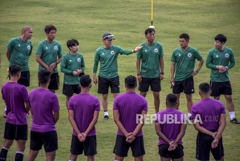 Pelatih Timnas Indonesia Shin Tae-Yong (tengah) memberi arahan kepada pemain saat memimpin sesi latihan di Stadion Sidolig, Jalan A Yani, Batununggal, Kota Bandung, Jumat (27/5/2022). Foto: Republika/Abdan Syakura
