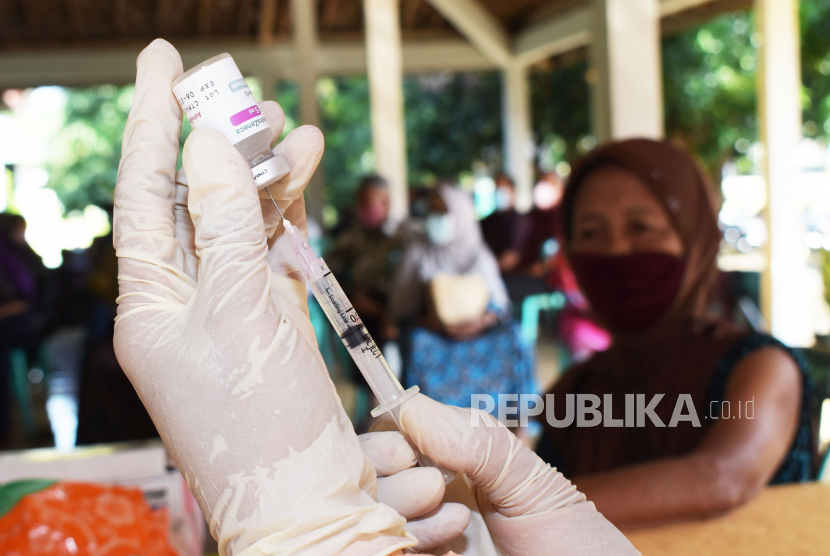 Petugas menyiapkan vaksin COVID-19 AstraZeneca sebelum disuntikkan saat vaksinasi bagi warga lanjut usia (lansia) di balai Kelurahan Munggut, Wungu, Kabupaten Madiun, Jawa Timur, Jumat (21/5/2021). Dinas Kesehatan Kabupaten Madiun menerima sebanyak 40 ribu dosis vaksin COVID-19 AstraZeneca dengan prioritas warga lansia. 
