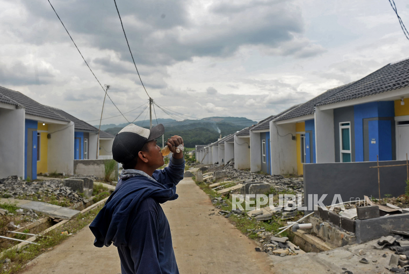 Pekerja beristirahat disela melakukan perbaikan perumahan bersubsidi di kawasan Citeureup, Bogor, Jawa Barat, Kamis (18/2).  Pemerintah memutuskan untuk memberikan stimulus pajak pertambahan nilai (PPN) bagi pembelian rumah tapak dan rumah susun. 