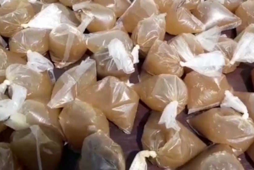 1.150 plastik minuman beralkohol atau minuman oplosan siap edar hasil sitaan kepolisian daerah (polda).